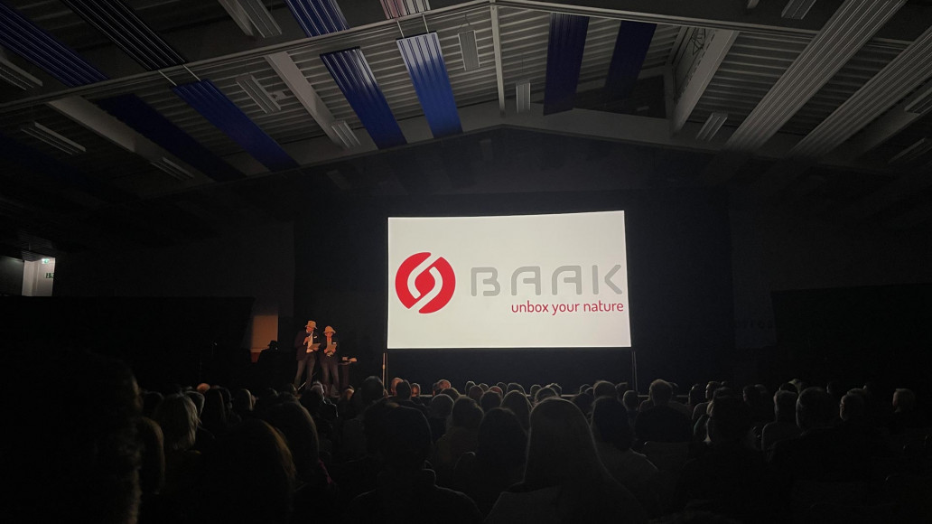 sicherheitsschuhe baak gorelax soziales engagement fly help Schule Spenden Veranstaltung Impression Leinwand Baak Logo