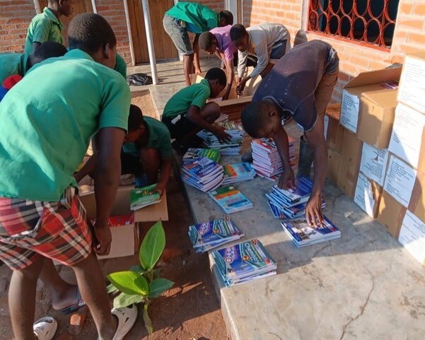 secondary-school-malawi-buecher