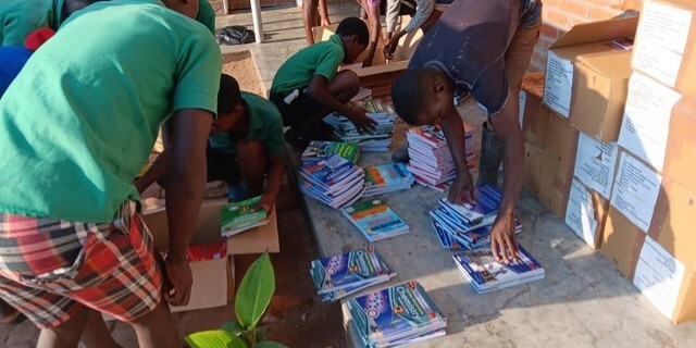 secondary-school-malawi-buecher