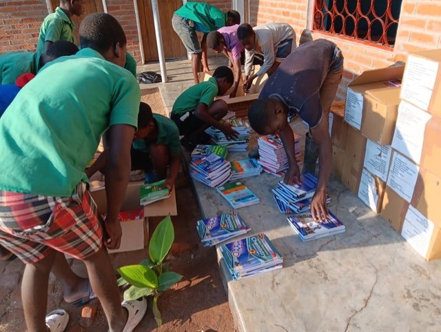 secondary-school-malawi-buecher