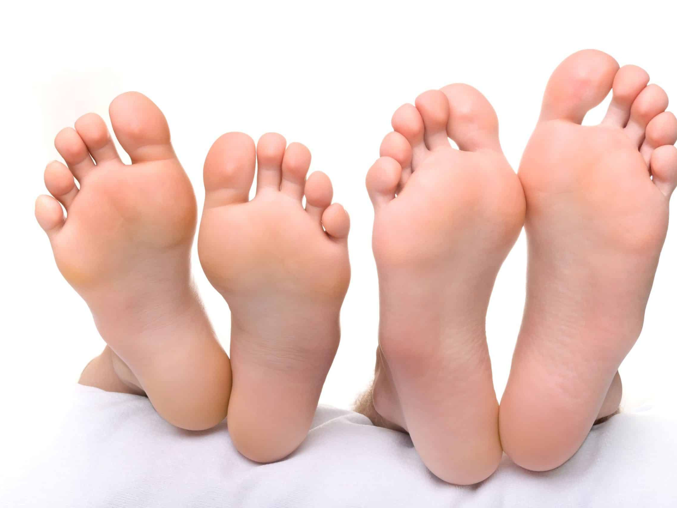Nackte Fu&szlig;sohlen einer Frau und eines Mannes nebeneinander