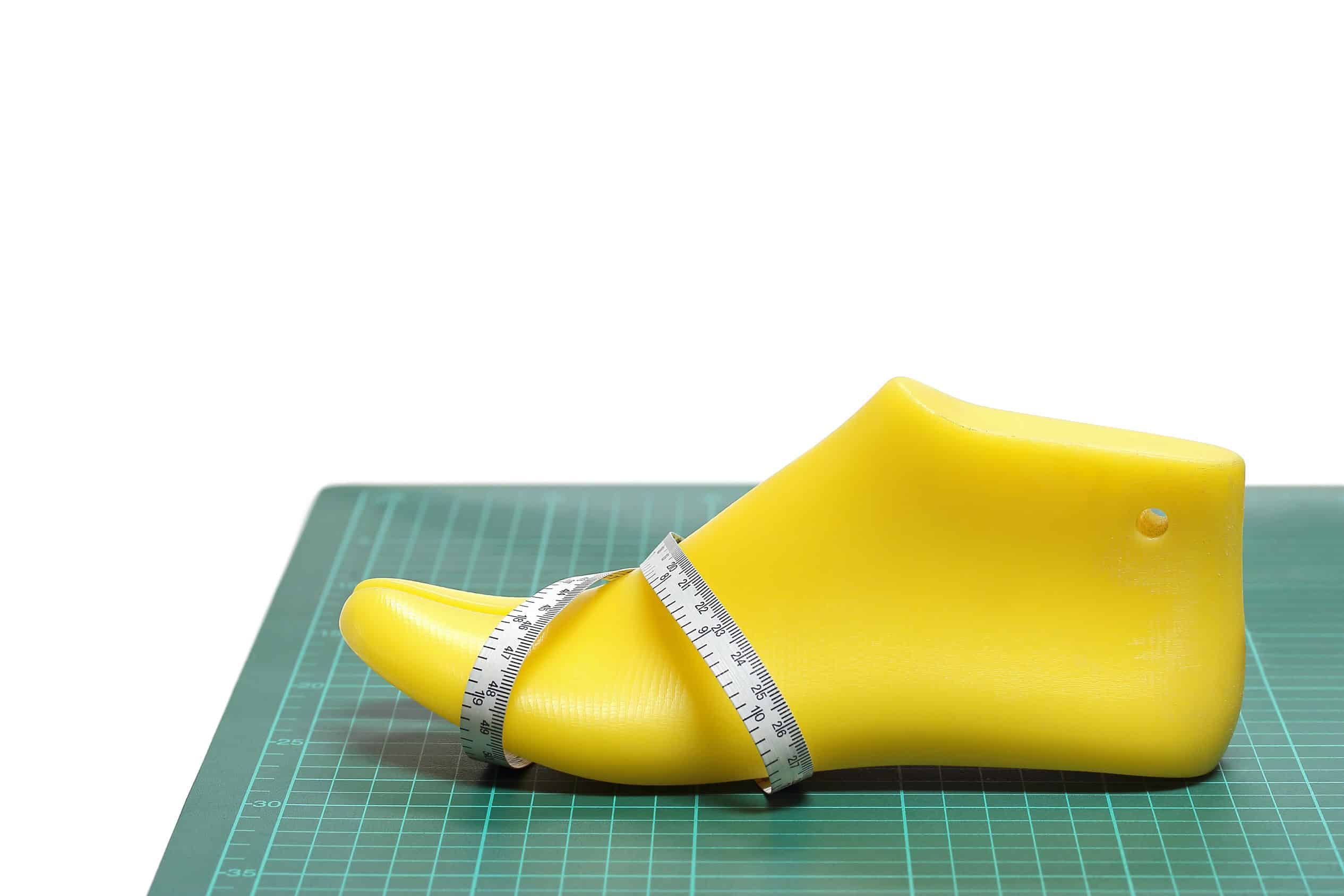 Schuhleisten mit Maßband