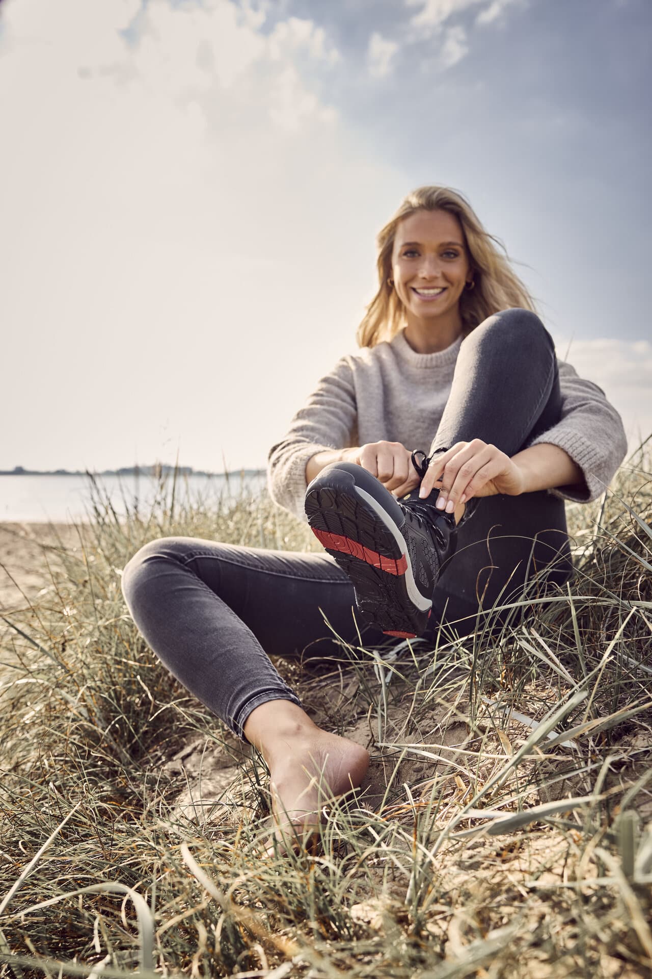 Frau am Strand trägt Pegasus Barfuß-Sicherheitsschuh