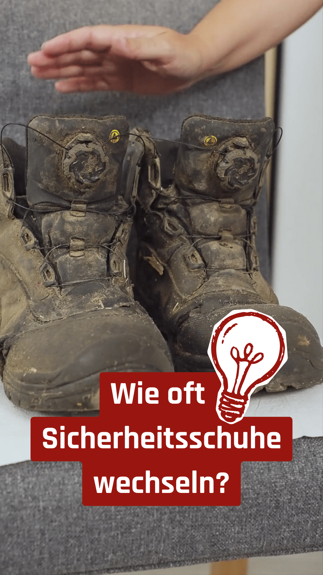 Ein stark verschlissenes und verschmutztes Paar Sicherheitsschuhe