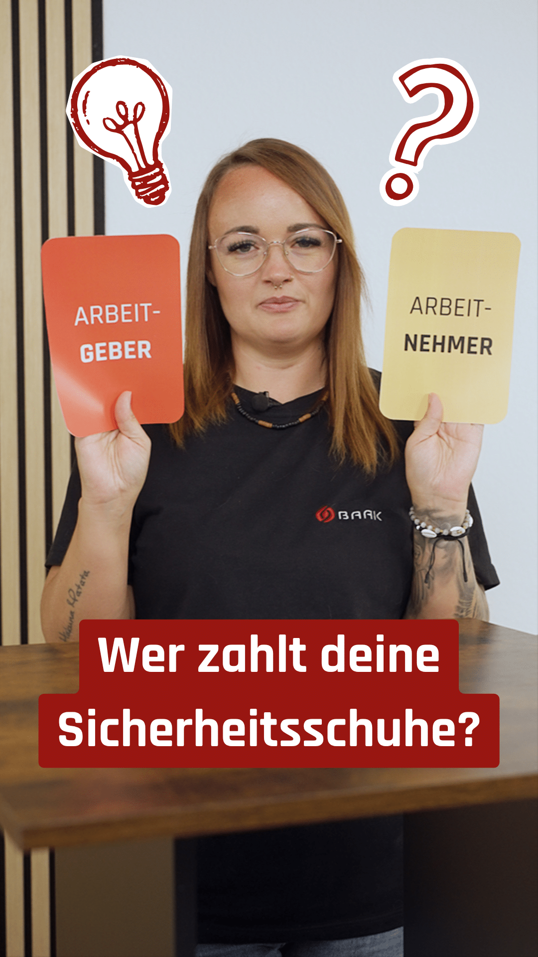 Eine Frau h&auml;lt zwei Karten hoch, auf der einen steht Arbeitgeber und auf der anderen steht Arbeitnehmer